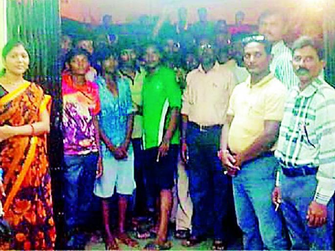 Locked by the Poles in the Health Center | पोर्लावासीयांनी ठोकले आरोग्य केंद्राला कुलूप