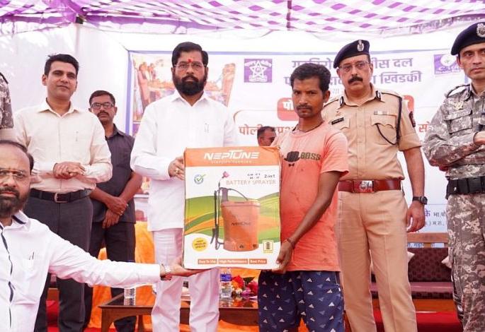 Ending Naxalism is essential for overall development; Celebrated Diwali with policemen in a remote village | संपूर्ण विकासासाठी नक्षलवाद संपवणे गरजेचे; अतिदुर्गम गावात पोलीस जवानांसोबत साजरी केली दिवाळी Ending Naxalism is essential for overall development; Celebrated Diwali with policemen in a remote village | संपूर्ण विकासासाठी नक्षलवाद संपवणे गरजेचे; अतिदुर्गम गावात पोलीस जवानांसोबत साजरी केली दिवाळी