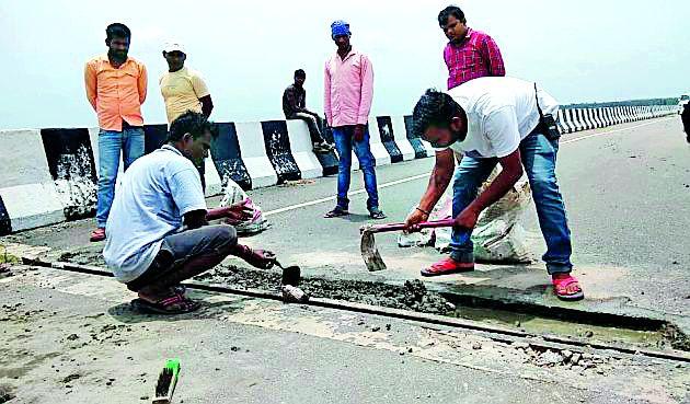 One and a half year, Godavari Bridge's second repair repair was done | दीड वर्षात गोदावरी पुलाची दुसऱ्यांदा केली डागडुजी