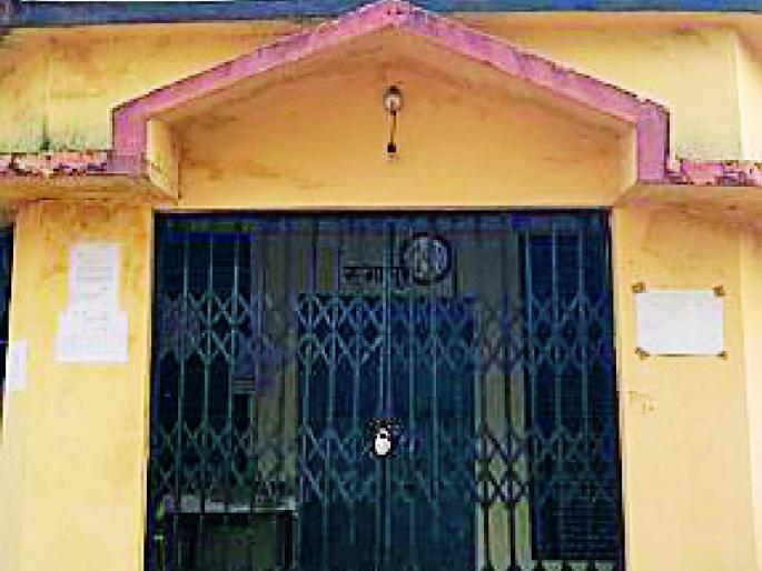 Absent the villagers; Warning to lock the gram panchayat | ग्रामसेवक गैरहजर; ग्रामपंचायतीला कुलूप ठोकण्याचा इशारा