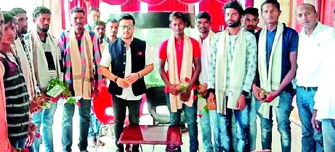 Felicitation of the youth who saved the passengers | प्रवाशांना वाचविणाऱ्या युवकांचा सत्कार