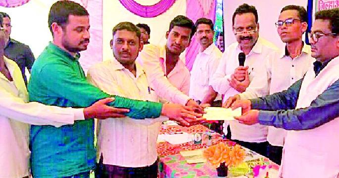 Take advantage of farming schemes and double the yield in the field | कृषी योजनांचा लाभ घेऊन शेतातील उत्पन्न दुप्पट करा Take advantage of farming schemes and double the yield in the field | कृषी योजनांचा लाभ घेऊन शेतातील उत्पन्न दुप्पट करा