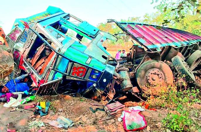 The driver of the overturned truck was released by the villagers after 12 hours | उलटलेल्या ट्रकमधील चालकाची १२ तासानंतर गावकऱ्यांनी केली सुटका The driver of the overturned truck was released by the villagers after 12 hours | उलटलेल्या ट्रकमधील चालकाची १२ तासानंतर गावकऱ्यांनी केली सुटका