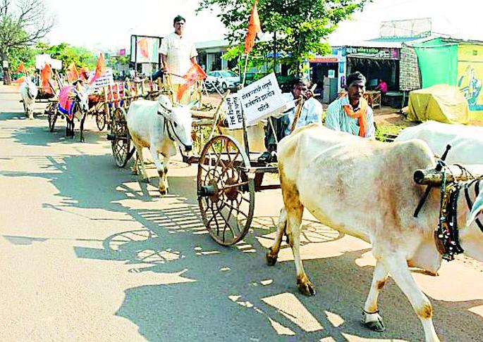 The farmers hit the tehsil office | शेतकऱ्यांची तहसील कार्यालयावर धडक