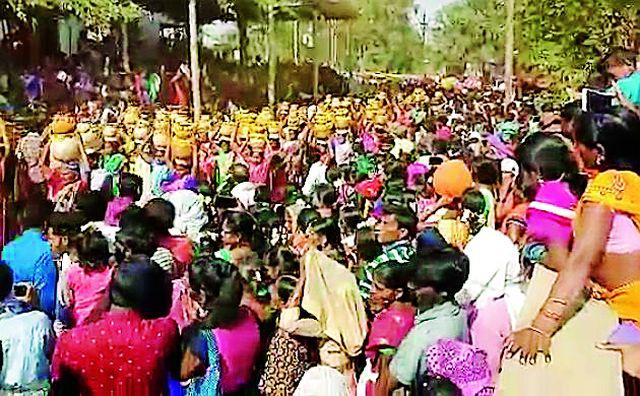 Thousands of crowds celebrate Bonalu festival | आरडातील बोनालू उत्सवात हजारोंची गर्दी Thousands of crowds celebrate Bonalu festival | आरडातील बोनालू उत्सवात हजारोंची गर्दी