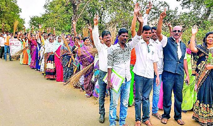 Contract Workers Shock | कंत्राटी सफाई कामगारांची धडक Contract Workers Shock | कंत्राटी सफाई कामगारांची धडक