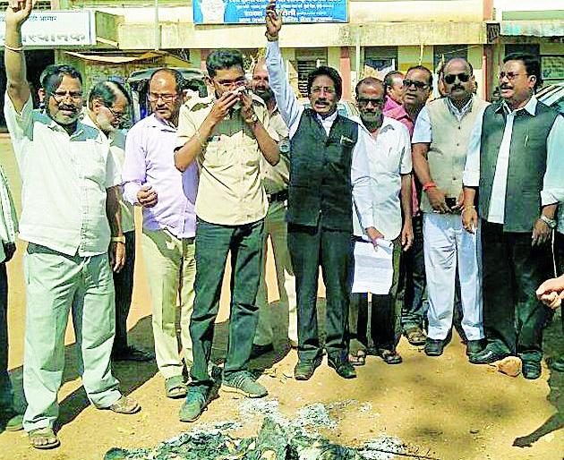 ST employees pay Holi to wage report | एसटी कर्मचाऱ्यांनी केली वेतन अहवालाची होळी