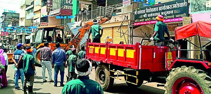 Bulldozers run over encroachments in the main market of Desaiganj | देसाईगंजच्या मुख्य बाजारपेठेतील अतिक्रमणांवर चालला बुलडोझर Bulldozers run over encroachments in the main market of Desaiganj | देसाईगंजच्या मुख्य बाजारपेठेतील अतिक्रमणांवर चालला बुलडोझर