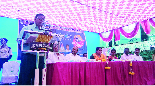 Bhadenna Kleinchit is the backing of Chief Minister: Vaman Meshram | भिडेंना क्लीनचीट म्हणजे मुख्यमंत्र्यांचा पाठिंबाच : वामन मेश्राम Bhadenna Kleinchit is the backing of Chief Minister: Vaman Meshram | भिडेंना क्लीनचीट म्हणजे मुख्यमंत्र्यांचा पाठिंबाच : वामन मेश्राम