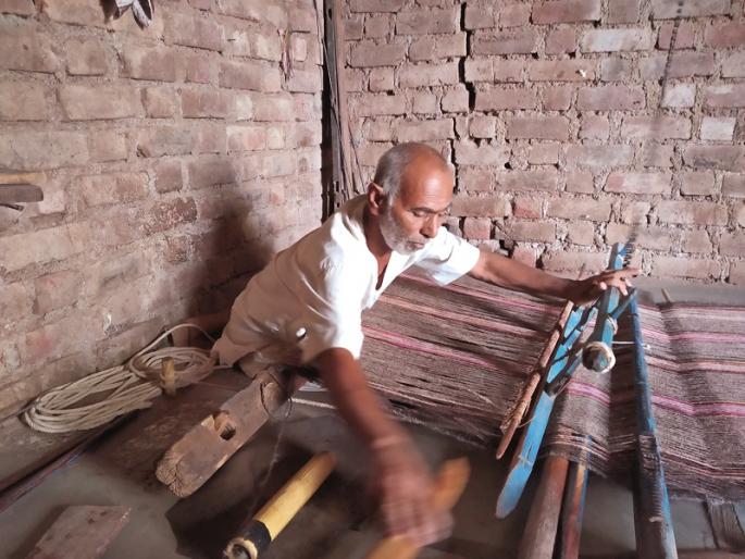  The production of the blanket is harder | घोंगडी निर्मितीचा व्यवसाय मोडकळीस