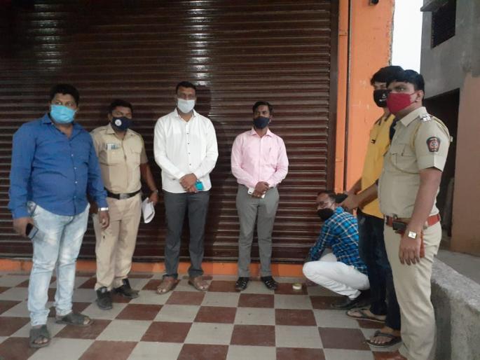 Sealed two shops in Ghoti | घोटीत दोन दुकानांना लावले सील Sealed two shops in Ghoti | घोटीत दोन दुकानांना लावले सील