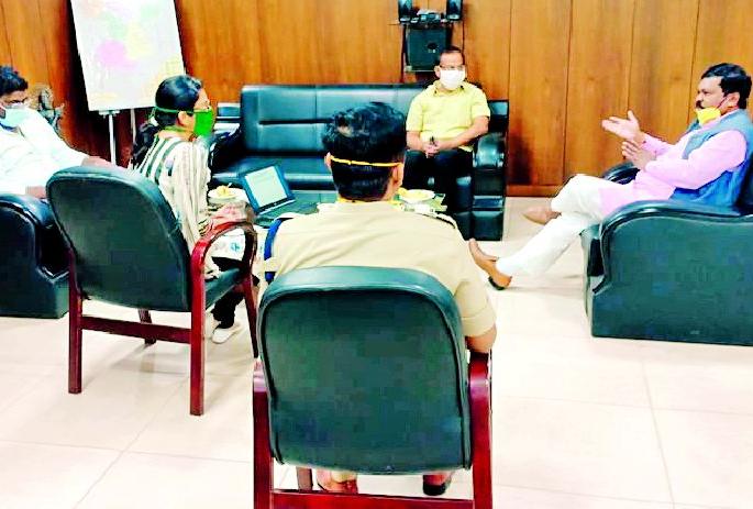 Arrange for the return of stranded laborers | परराज्यात अडकलेल्या मजुरांना परत आणण्याची व्यवस्था करा Arrange for the return of stranded laborers | परराज्यात अडकलेल्या मजुरांना परत आणण्याची व्यवस्था करा