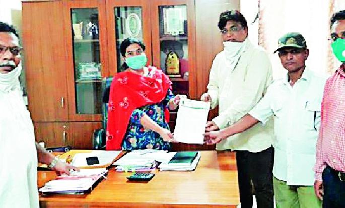 Give free internet and smartphones to poor students | गरीब विद्यार्थ्यांना इंटरनेट व स्मार्टफोन मोफत द्या Give free internet and smartphones to poor students | गरीब विद्यार्थ्यांना इंटरनेट व स्मार्टफोन मोफत द्या