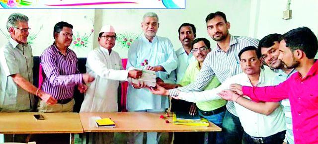 True reflection of revolution is that of literature | क्रांतीचे खरे प्रतिबिंब म्हणजेच साहित्य True reflection of revolution is that of literature | क्रांतीचे खरे प्रतिबिंब म्हणजेच साहित्य