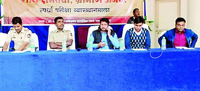 Prepare without getting lost in social media | सोशल मीडियात भरकटून न जाता तयारी करा Prepare without getting lost in social media | सोशल मीडियात भरकटून न जाता तयारी करा