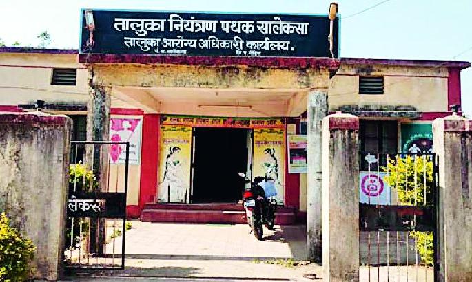 Not many health care workers are 'not ready' | आरोग्य कर्मचाऱ्यांअभावी अनेक गावे ‘नॉट रिचेबल’ Not many health care workers are 'not ready' | आरोग्य कर्मचाऱ्यांअभावी अनेक गावे ‘नॉट रिचेबल’