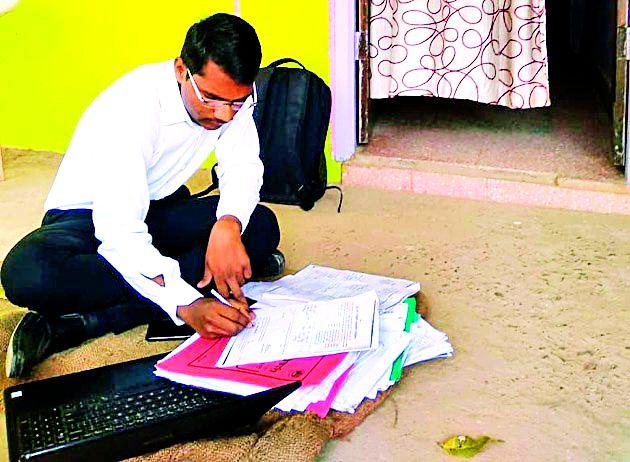 Agriculture Officer's Fasting Board for Wages | वेतनासाठी मंडळ कृषी अधिकाऱ्याचे उपोषण