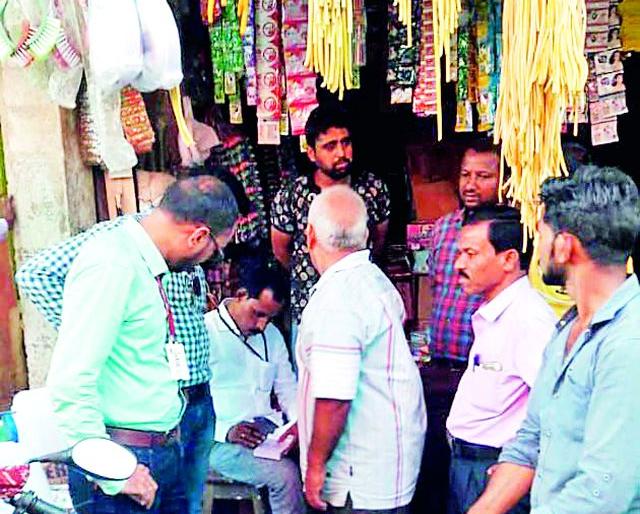 Bunch of four plastic businessmen | चार प्लास्टिक व्यवसायिकांना दणका