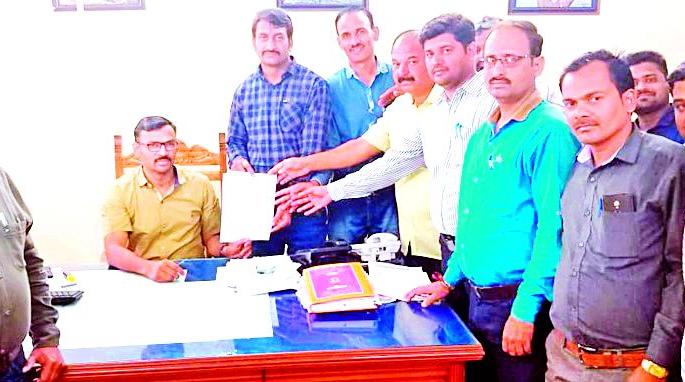 Retract the suspension of the Gramsevaks | ग्रामसेवकांचे निलंबन मागे घ्या Retract the suspension of the Gramsevaks | ग्रामसेवकांचे निलंबन मागे घ्या