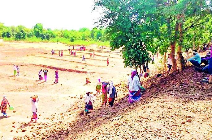 The crores of Magarrohio's work were interrupted by two crores | मग्रारोहयोच्या कामांचे ५२ कोटी अडले