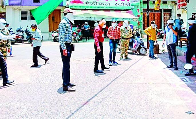 Squad eye on rule breakers | नियम मोडणाऱ्यांवर पथकाची नजर Squad eye on rule breakers | नियम मोडणाऱ्यांवर पथकाची नजर