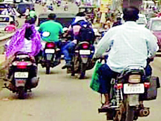Forget the width of the flyover on the flyover | उड्डाणपुलावर रुंदी कठडे लावण्याचा विसर Forget the width of the flyover on the flyover | उड्डाणपुलावर रुंदी कठडे लावण्याचा विसर