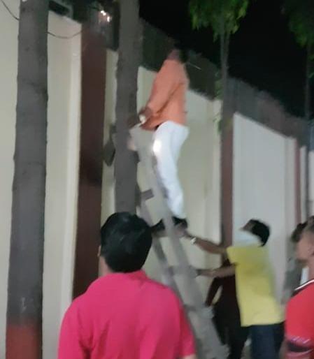 Stomach taken by tangled power conductor wires | गुणवत्तेबाबत प्रश्नचिंन्ह : गोंदवलेत वीज वाहक तारांनी घेतला पेट Stomach taken by tangled power conductor wires | गुणवत्तेबाबत प्रश्नचिंन्ह : गोंदवलेत वीज वाहक तारांनी घेतला पेट