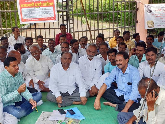 Dare movement of newspaper vendors | वृत्तपत्र विक्रेत्यांचे धरणे आंदोलन  Dare movement of newspaper vendors | वृत्तपत्र विक्रेत्यांचे धरणे आंदोलन