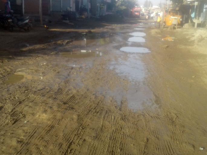 Water wastage due to the water cut | जलवाहिनी फुटल्याने पाण्याचा अपव्यय Water wastage due to the water cut | जलवाहिनी फुटल्याने पाण्याचा अपव्यय