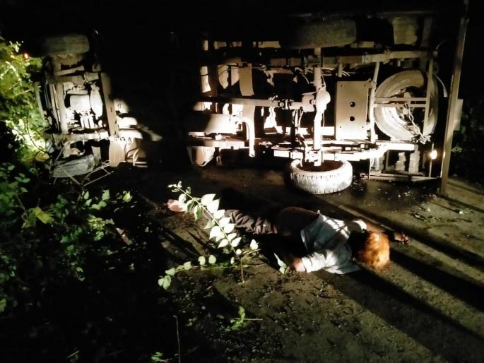Accident of Jalgaon devotees, 2 killed | जळगावच्या भाविकांचा अपघात, २ ठार Accident of Jalgaon devotees, 2 killed | जळगावच्या भाविकांचा अपघात, २ ठार