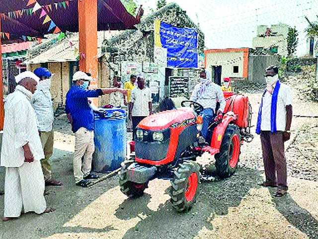 Sanitation campaign at Jalgaon Neur | जळगाव नेऊर येथे स्वच्छता मोहीम Sanitation campaign at Jalgaon Neur | जळगाव नेऊर येथे स्वच्छता मोहीम