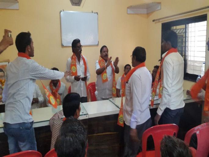 At the meeting of the Shiv Sena at Jamner, Tutu in two groups - I! | जामनेर येथे शिवसेना बैठकीत दोन गटात तूतू- मैंमैं! At the meeting of the Shiv Sena at Jamner, Tutu in two groups - I! | जामनेर येथे शिवसेना बैठकीत दोन गटात तूतू- मैंमैं!