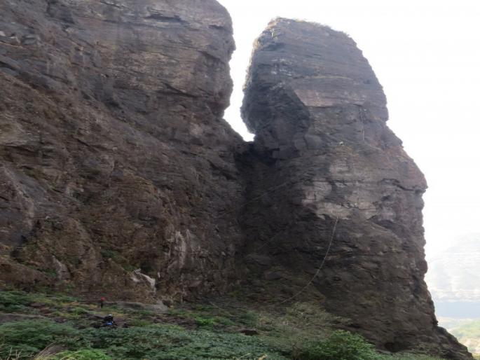 710 foot ban sulka cross by durgpremi | दुर्गप्रेमीकडून तब्बल ७१० फुट ‘बाण’ सुळका केला सर 710 foot ban sulka cross by durgpremi | दुर्गप्रेमीकडून तब्बल ७१० फुट ‘बाण’ सुळका केला सर