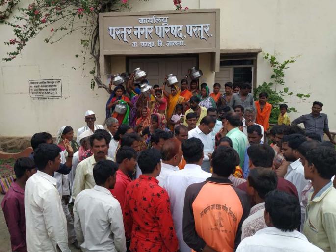  Front on a municipality for water | पाण्यासाठी परतूर पालिकेवर मोर्चा