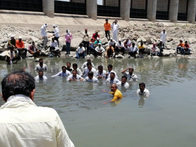 Movement to release water from dam | पाणी सोडण्यासाठी जलसमाधी जनआंदोलन