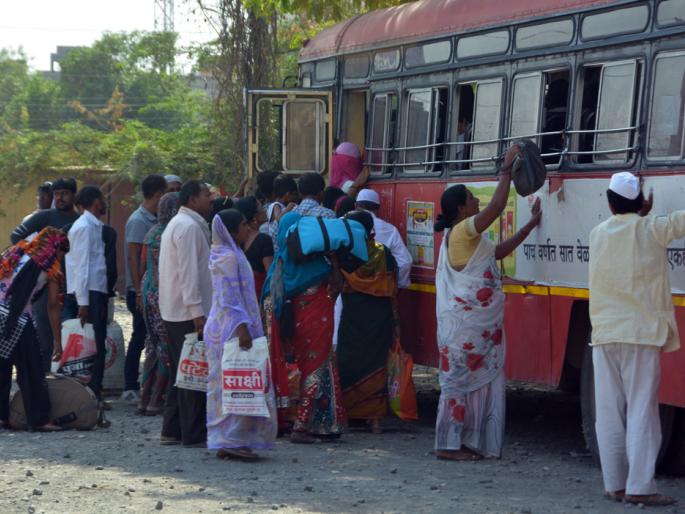 Due to marriage rush, bus station rush | लग्नसराईमुळे रेल्वे, बसस्थानकात गर्दी