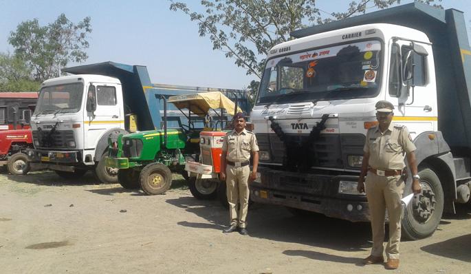4 trucks carrying sandstorm seized | वाळूची चोरटी वाहतूक करणारे ४ ट्रक पकडले 4 trucks carrying sandstorm seized | वाळूची चोरटी वाहतूक करणारे ४ ट्रक पकडले