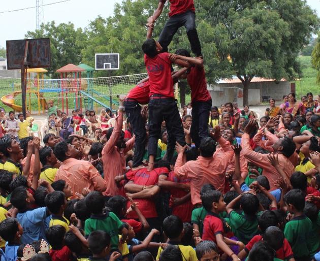 Dahihandi celebreted by 'Govinda's | ‘गोविंदा’च्या जयघोषात दहीहंडी फोडली Dahihandi celebreted by 'Govinda's | ‘गोविंदा’च्या जयघोषात दहीहंडी फोडली