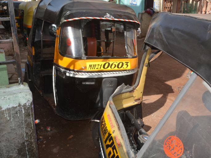 Bumpy fighting in two groups | दोन गटांत तुंबळ हाणामारी Bumpy fighting in two groups | दोन गटांत तुंबळ हाणामारी