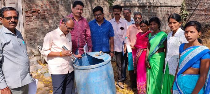 Inspection of houses in the village of Akoladev by the regional health team | विभागीय आरोग्य पथकाकडून अकोलादेव गावातील घरांची पाहणी Inspection of houses in the village of Akoladev by the regional health team | विभागीय आरोग्य पथकाकडून अकोलादेव गावातील घरांची पाहणी