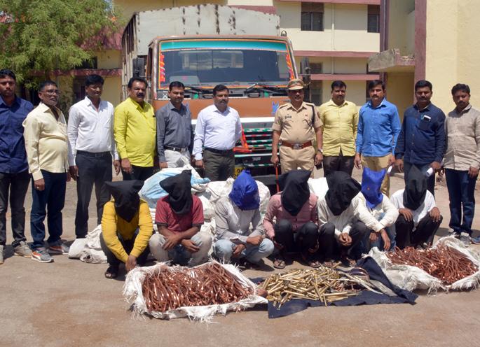 Seven Dodge Gajad from Ghatkopar area of Mumbai | सात दरोडेखोर मुंबईच्या घाटकोपर भागातून गजाआड Seven Dodge Gajad from Ghatkopar area of Mumbai | सात दरोडेखोर मुंबईच्या घाटकोपर भागातून गजाआड