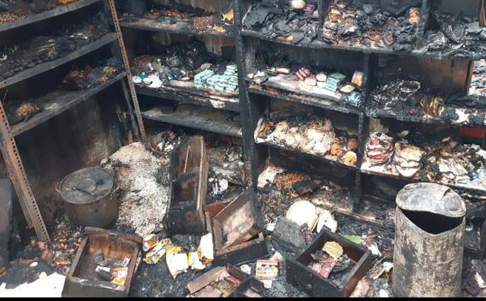 Shop with fireplace and burn it down | आगीत घरासह दुकान जळून खाक