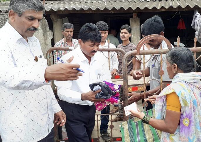 To help flood victims, visit villages and villages | पूरग्रस्तांच्या मदतीसाठी गावा-गावात मदत फेरी To help flood victims, visit villages and villages | पूरग्रस्तांच्या मदतीसाठी गावा-गावात मदत फेरी