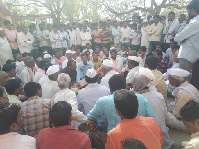 villagers boycott on hair cutting saloons | ग्रामस्थांचा दाढी-कटिंगवर बहिष्कार ! villagers boycott on hair cutting saloons | ग्रामस्थांचा दाढी-कटिंगवर बहिष्कार !