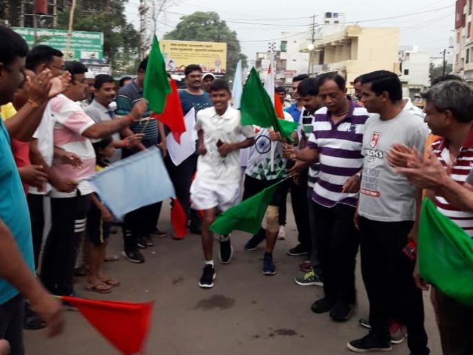 Gandhi's message race; Rajebhau Dhaval leaves for Sevagram | गांधी संदेश दौड; राजेभाऊ ढवळे सेवाग्रामकडे रवाना Gandhi's message race; Rajebhau Dhaval leaves for Sevagram | गांधी संदेश दौड; राजेभाऊ ढवळे सेवाग्रामकडे रवाना