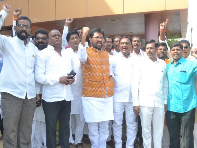 Shiv Sena demonstrates for massive compensation ... | भरीव नुकसान भरपाईसाठी शिवसेनेने केली निदर्शने...