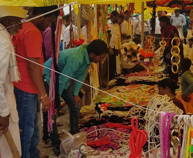 Crowds to buy baked goods | पोळ्यासाठी लागणाऱ्या साहित्य खरेदीसाठी गर्दी Crowds to buy baked goods | पोळ्यासाठी लागणाऱ्या साहित्य खरेदीसाठी गर्दी