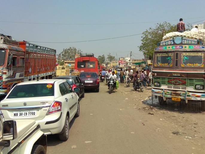 Partur-Ashti road becomes the trap of death | परतूर-आष्टी रस्ता बनला मृत्यूचा सापळा