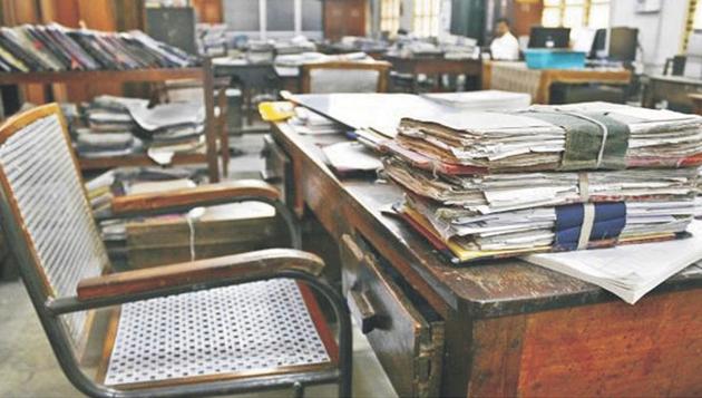 Work affected due to 10 vacations ... | दहा सुट्यांमुळे कामकाज ढेपाळले...