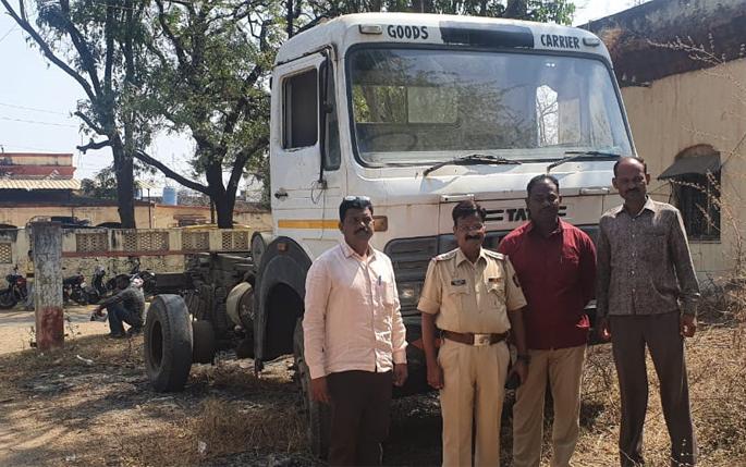 The stolen vehicle was found in Jalna | मुंबईत चोरलेले वाहन जालना शहरात सापडले The stolen vehicle was found in Jalna | मुंबईत चोरलेले वाहन जालना शहरात सापडले